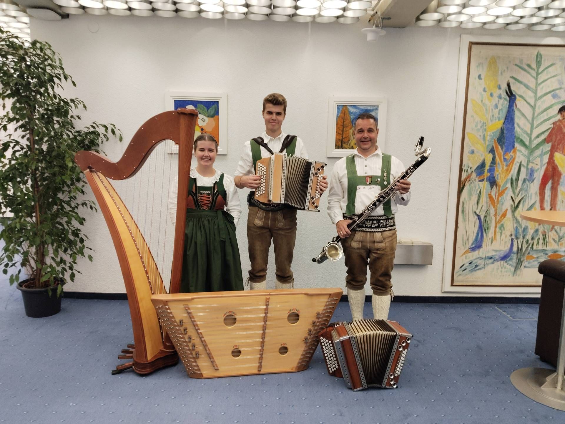 Die Saitenquetscher aus Thurn brachten nicht nur eine Vielzahl an Instrumenten, sondern auch ihre Stimmen zum Einsatz.