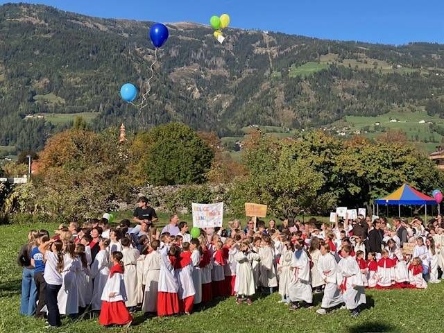 Zum Abschluss wurden noch Luftballons mit Botschaften in den Himmel geschickt. Foto: Stangl