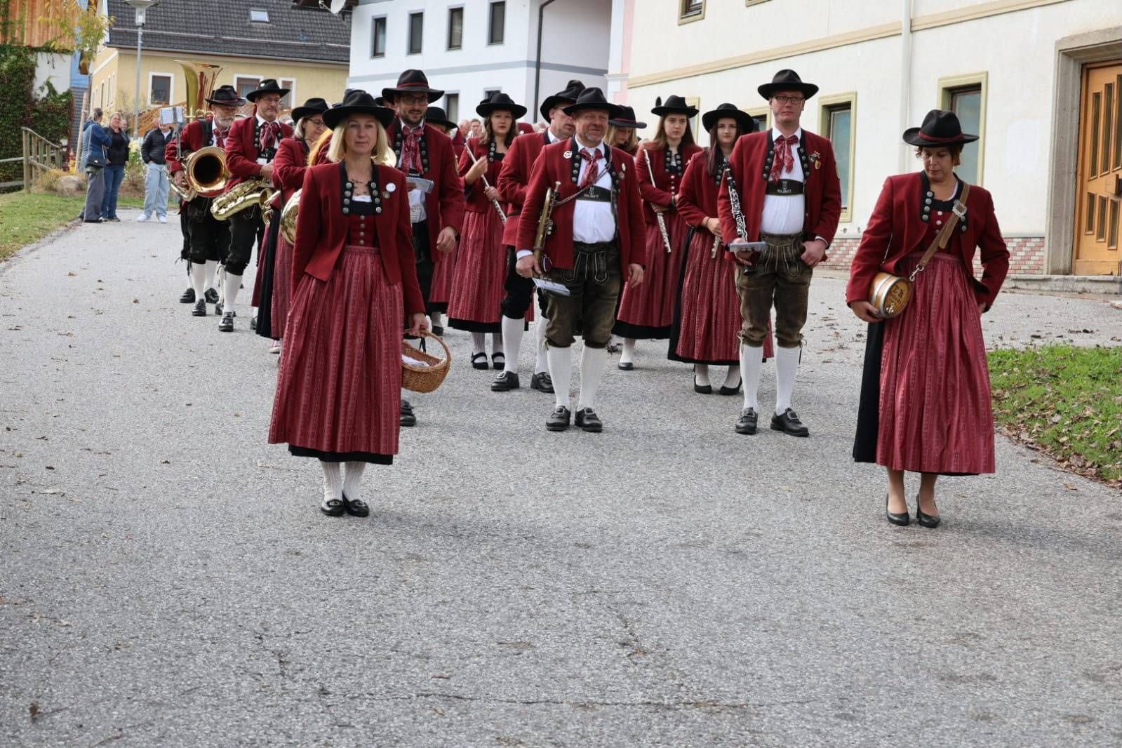 Festzug durch den Ort mit der Trachtenkapelle Kolbnitz.