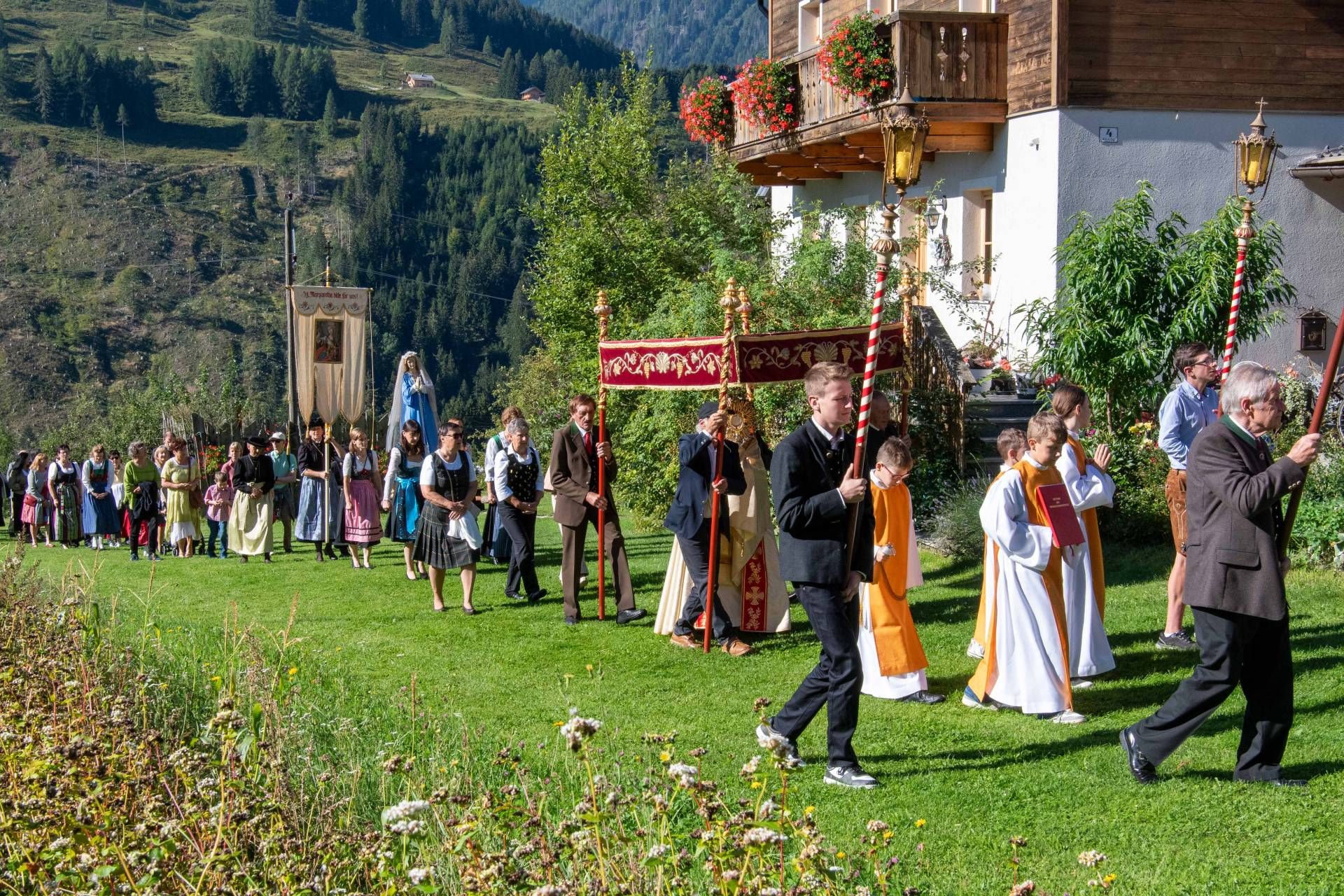 Den Auftakt des Festes bildet die Heilige Messe mit anschlie&szlig;ender Schutzengelprozession.