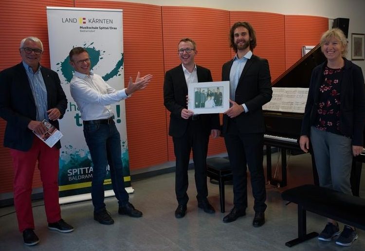 Dzido spielte f&uuml;r die neue Harfe