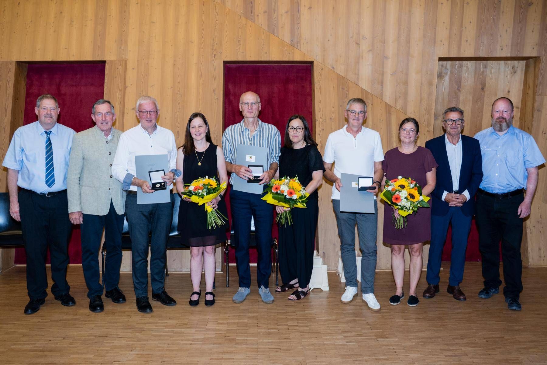 Geehrte Mitarbeiter: BGM Markus T&ouml;nig, Hermann Kuenz, Markus Kleinlercher, Silvia Kleinlercher, Florian Unterlercher, Gabi Unterlercher, Helmut Ortner, Edith Ortner, Obmann Franz Hopfgartner, Gesch&auml;ftsf&uuml;hrer Clemens Obkircher