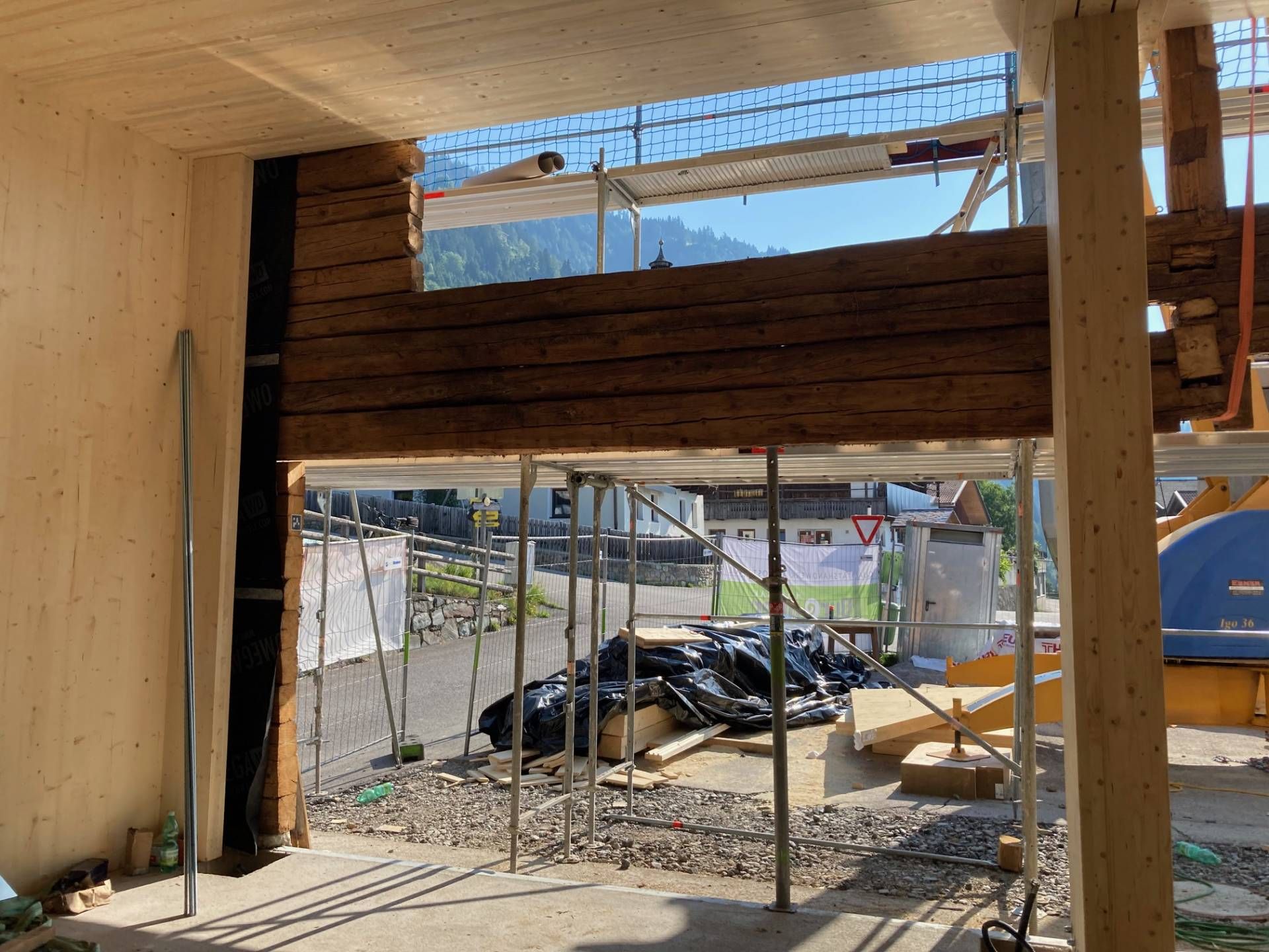 Im unteren Stadel werden Garage und Werkstatt Platz finden. Innen wurden neue W&auml;nde eingezogen, w&auml;hrend die Au&szlig;enh&uuml;lle gro&szlig;teils erhalten bleibt. Foto: Stangl