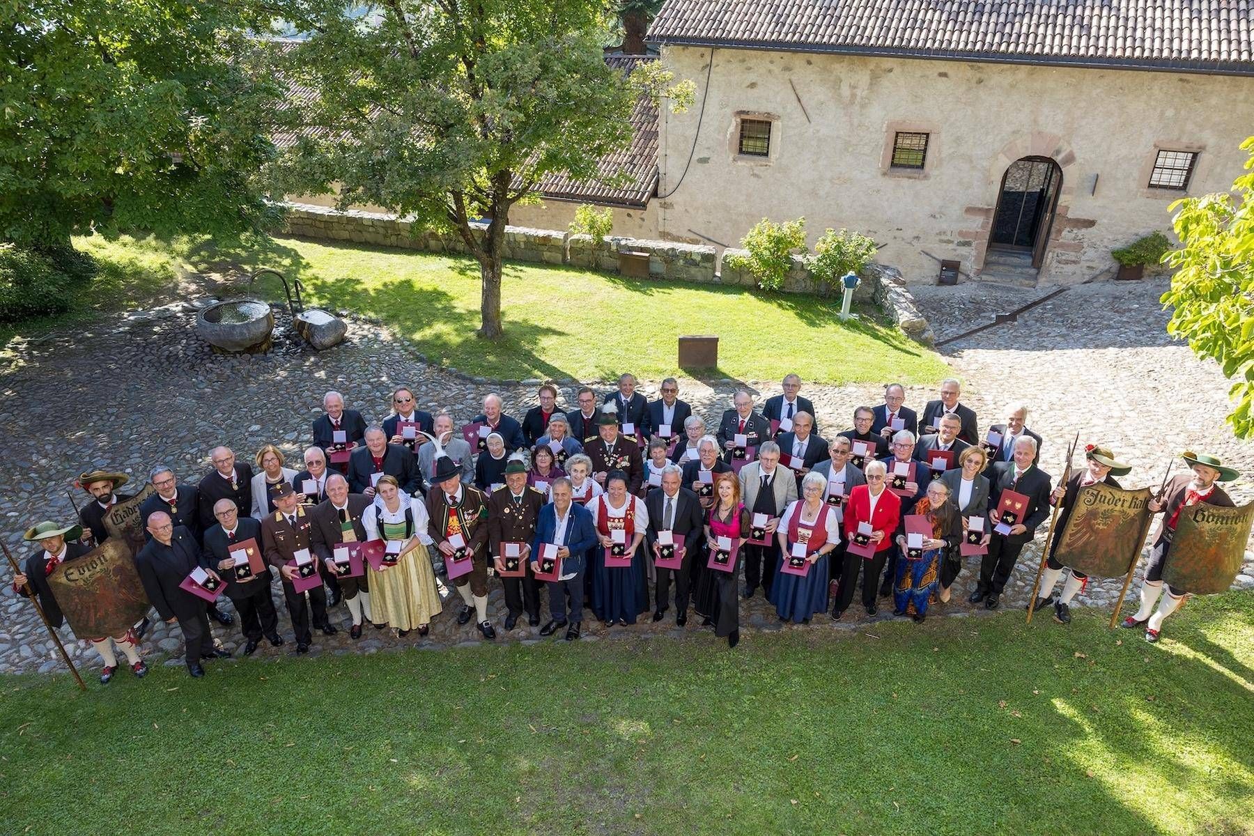 Gruppenbild mit den neuen Tr&auml;gerInnen des Tiroler Verdienstkreuzes. Foto: Land Tirol/Sedlak