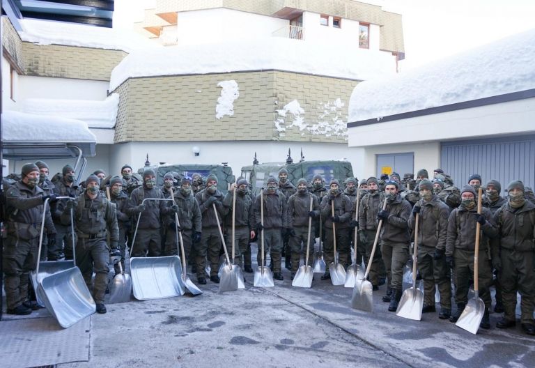 Soldaten schaufeln D&auml;cher ab
