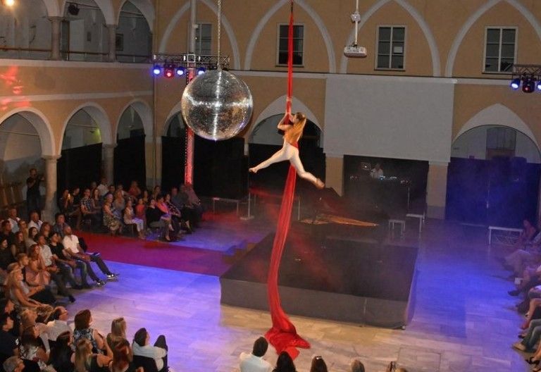 Klassisches Klavierkonzert und atemberaubende Luftakrobatik