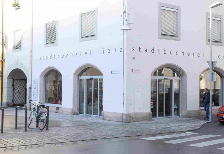 Stadtb&uuml;cherei verteilt w&auml;hrend des Lockdowns &bdquo;B&uuml;chersackl&ldquo;