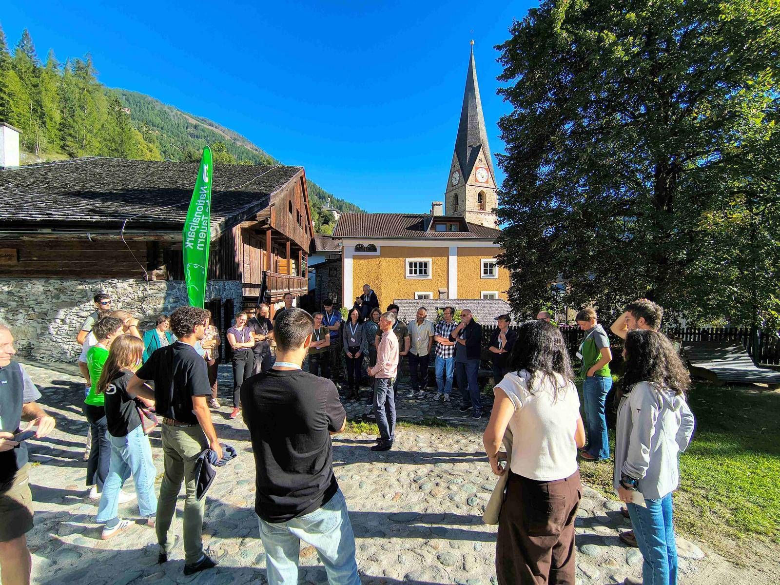 Begr&uuml;&szlig;ung der Tagungsg&auml;ste durch Peter Oggier, ALPARC-Pr&auml;sident, Foto: NPHT_Jurgeit