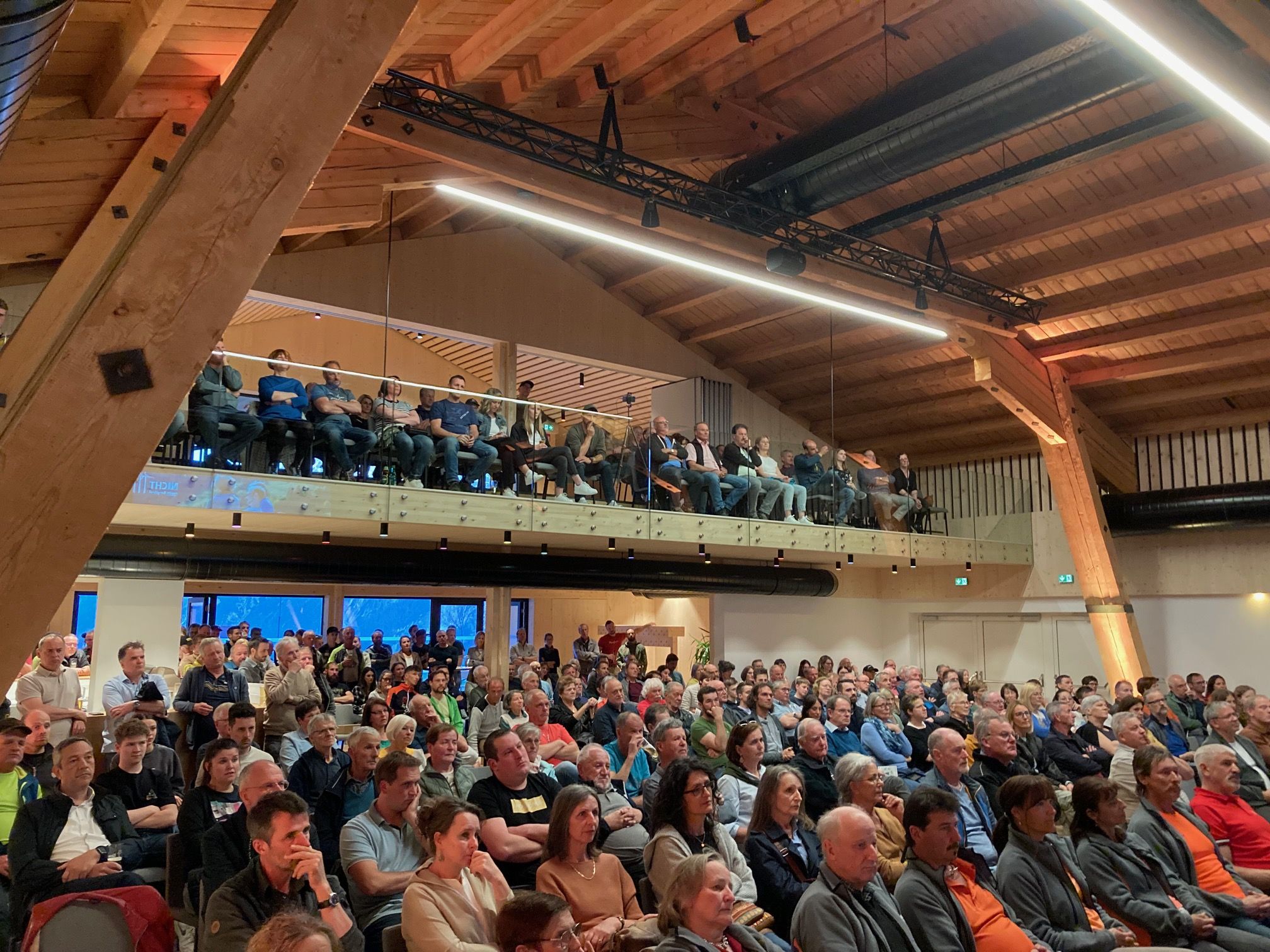 Mehr als 300 Interessierte f&uuml;llten den B&auml;renstadl-Saal. Foto: Stangl