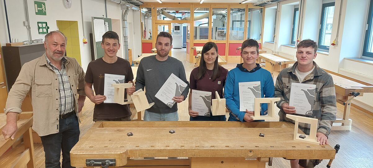 2. Lehrjahr:  Tischlermeister Martin Gollner, Emanuel Wurzer, Klemens Martl, Magdalena Steidl, Felix Karl Mitteregger, Leo Obereralcher (v.l.). Foto: TFBS Lienz
