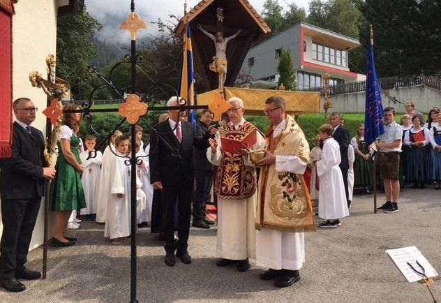 Gaimberger Kirchturmkreuz strahlt wie neu