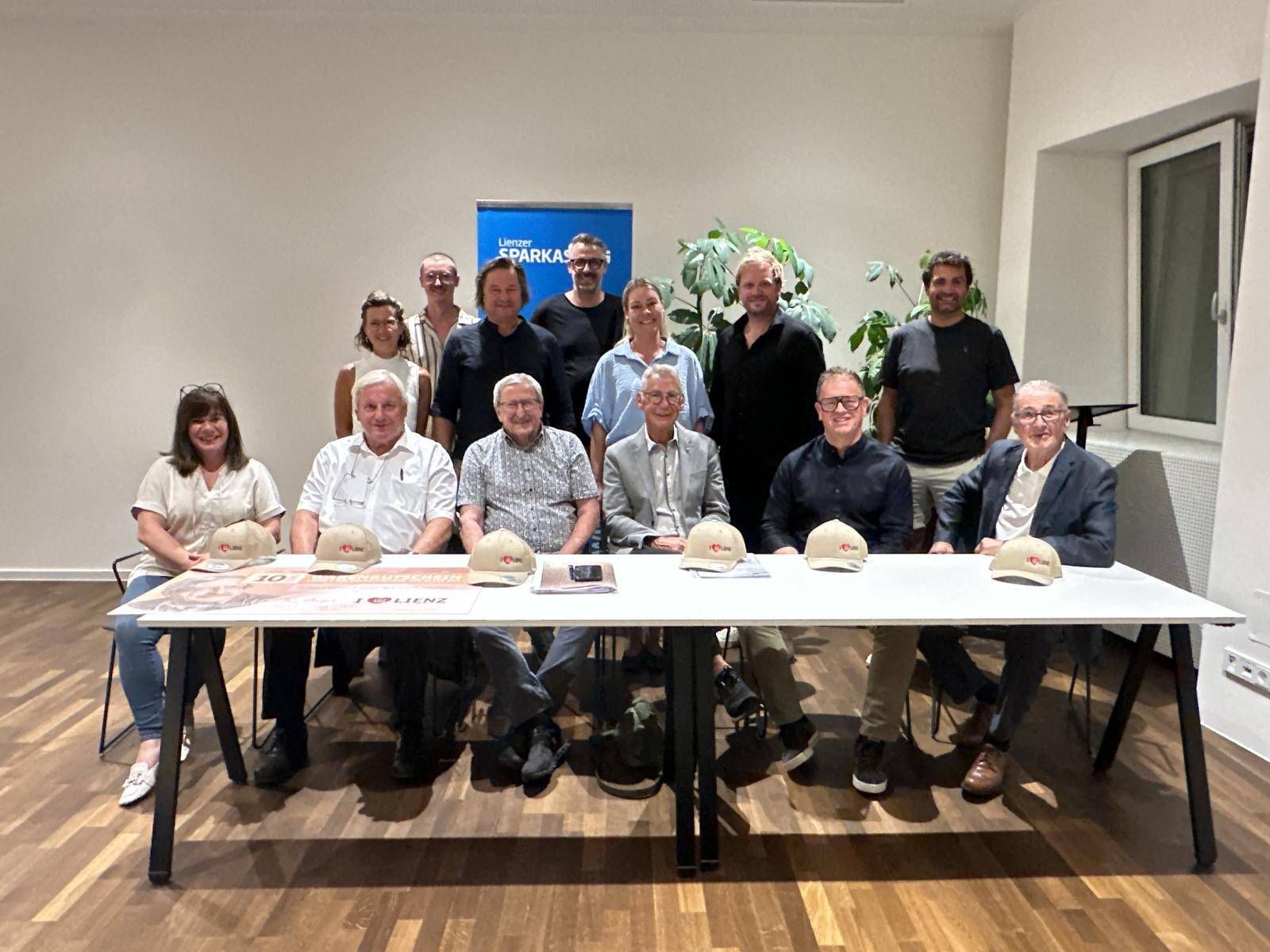 Generationenwechsel im City-Ring: Vorne v. l. Christine Wallensteiner, Franz Robitsch, Robert Geiger, Werner Dobnig, Franz Bodner und Werner Schmied; hinten Olivia Tschapeller, Erik Joast, Rupert Becker, Johannes Robitsch, Rebecca Schett, Norman Stolz und Thomas Zimmermann.
