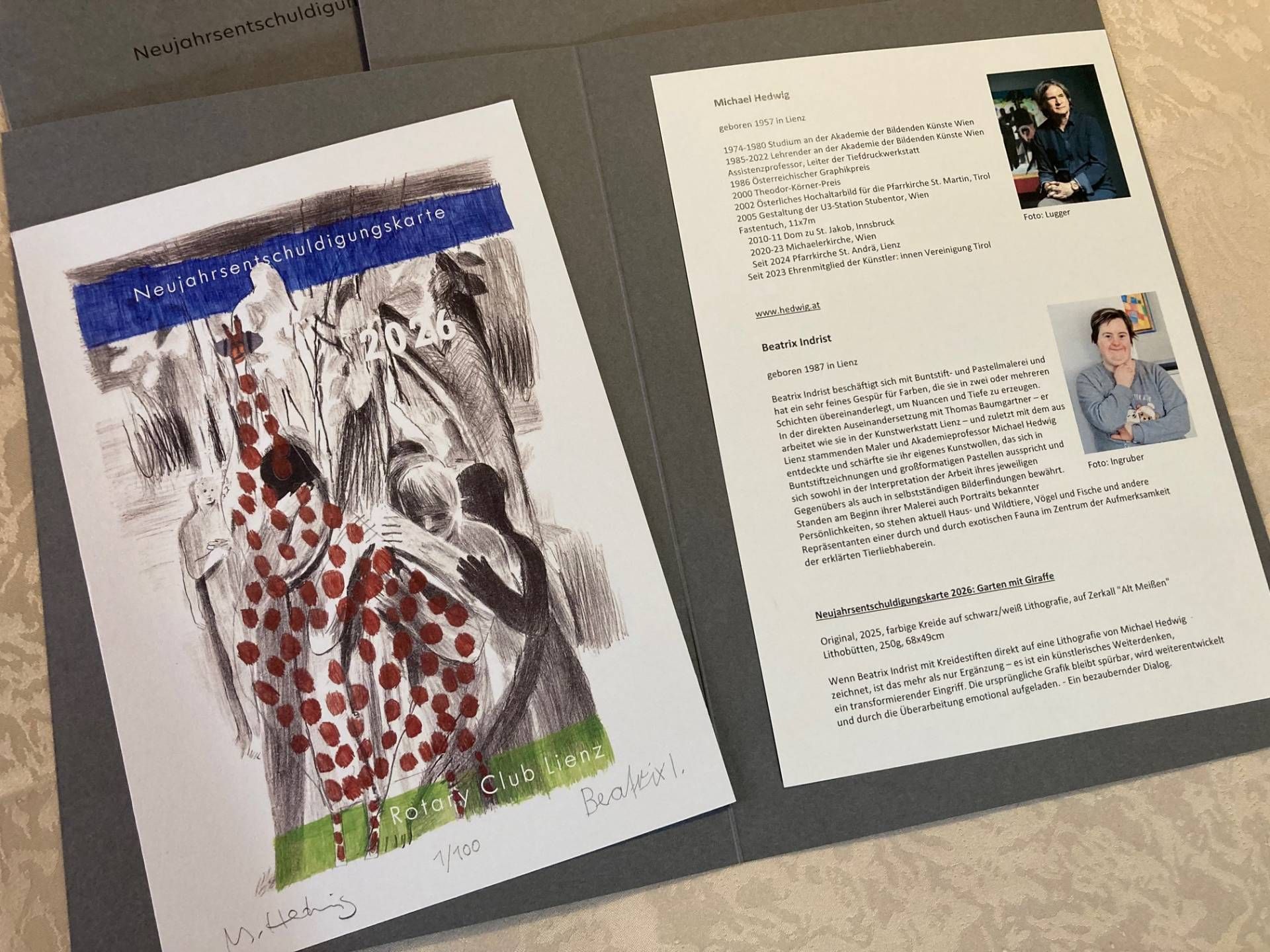 "Garten mit Giraffe": Beatrix Indrist hat eine Lithografie von Michael Hedwig mit Pastellkreide und der Giraffe vervollst&auml;ndigt. Der signierte Kunstdruck erscheint in einer Auflage von 100 St&uuml;ck. Foto: Stangl