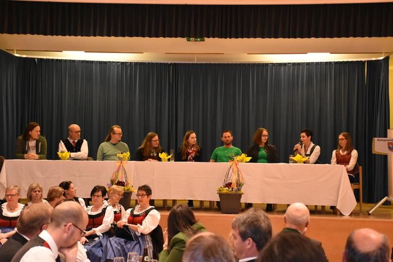 V. l.: Florian Berger, Lorenz Scherzer, Philip Dru&szlig;nitzer, Teresa Sima, Bernhard Burgstaller, Melanie Penker, Ingrid Nussbaumer und Kathrin Winkler stellten sich in der Podiumsdiskussion dem Thema Chornachwuchs und teilten ihre Erfahrungen mit jungen Ch&ouml;r