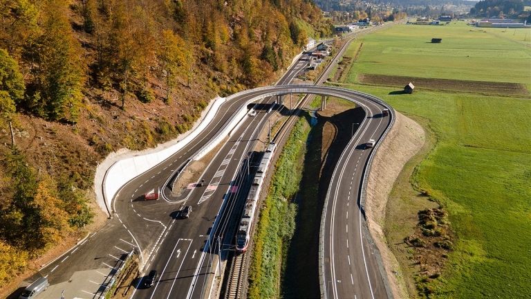 Neue Br&uuml;cke &uuml;ber die Bahn bei Hermagor ist fertig