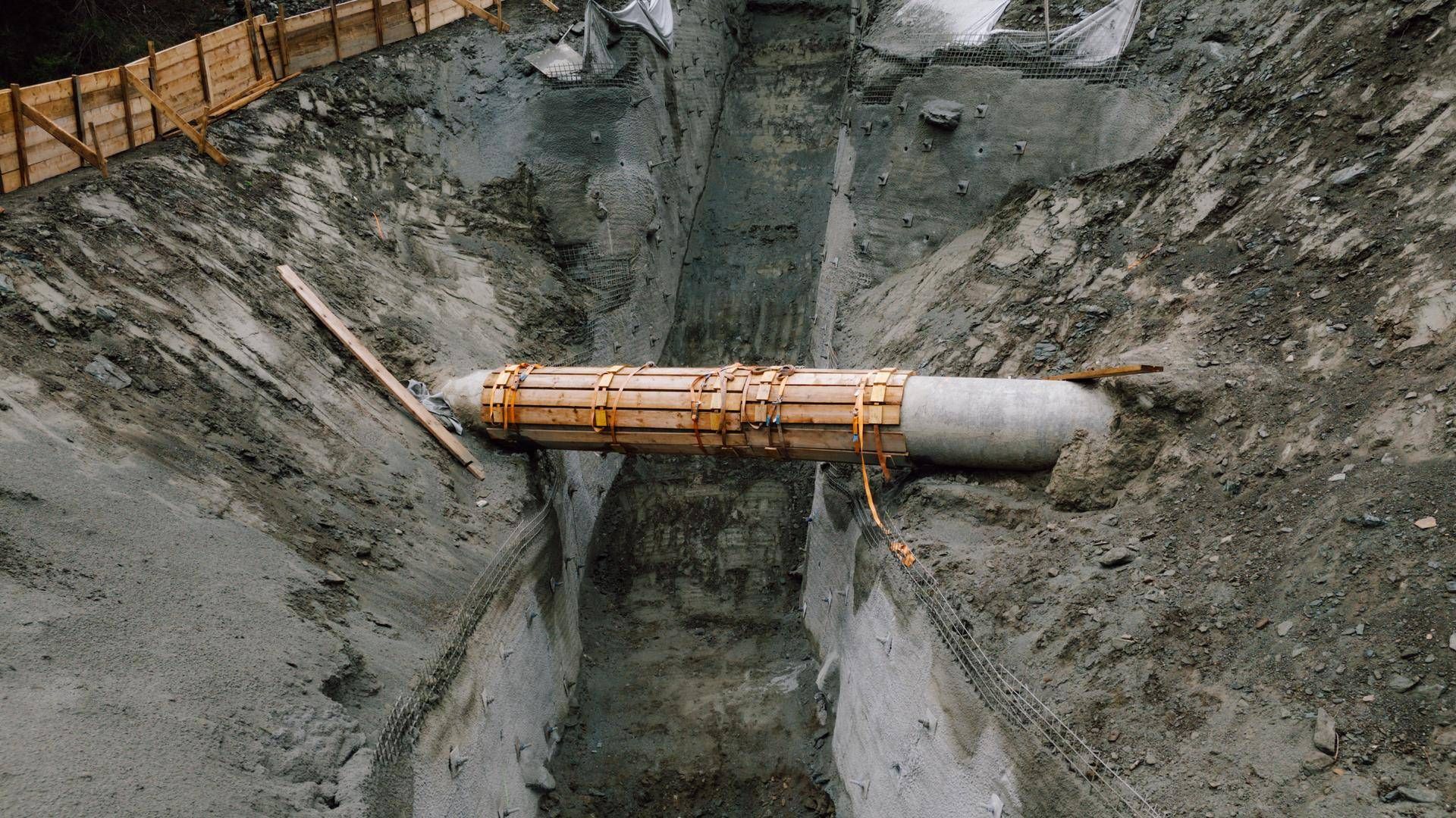 Mehrere Millionen Liter &Ouml;l pro Stunde flie&szlig;en auch w&auml;hrend der Bauarbeiten durch die TAL.
