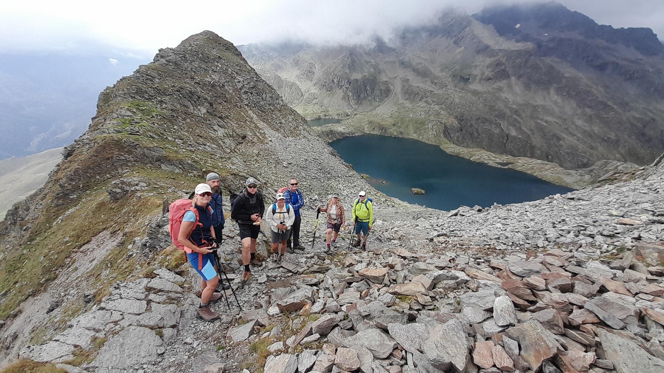 Blick auf den Wangenitzsee von der oberen Seescharte - vlnr: Susanne K&uuml;hne, Robert Kolbitsch, Marco Schiefer, Lea Sophie Riedl, Wolfgang Grillitsch, Liliana Dagostin, Ernst Rieger Foto: Monika Auinger