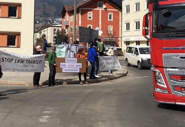 Aktion f&uuml;r Klimaschutz und gegen LKW-Transit in Lienz