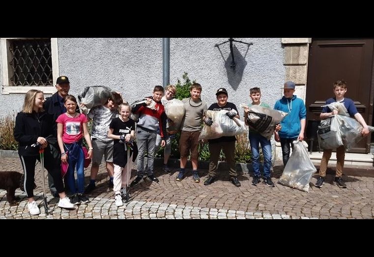 Sch&uuml;ler machen Sauber
