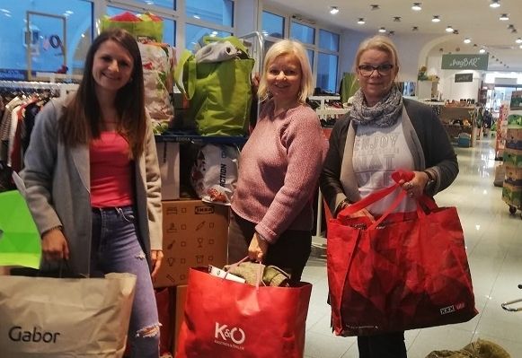 Lastwagenweise gehen Hilfsg&uuml;ter in die Ukraine