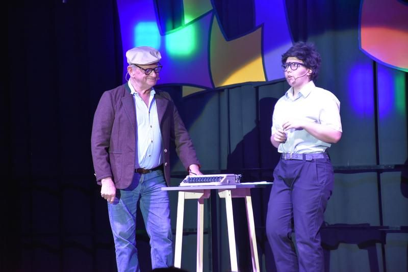 &bdquo;Was kann man tun, wenn das &sbquo;F&lsquo; h&auml;ngt? Machen Sie doch ein Update&ldquo;. Franz Pichler und Karin Ebenberger im Sketch &bdquo;Schreibmaschine&ldquo;.