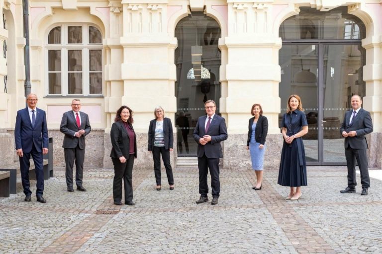 Neue Regierungsmitglieder &uuml;bernehmen ihre Ressorts 