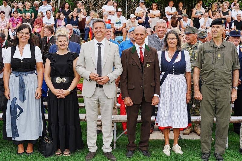 LRin Marika Lagger-P&ouml;llinger, Sandra Fellner, LH Daniel Fellner, Bgm. Manfred Flei&szlig;ner, Barbara Flei&szlig;ner, Brigadier Philipp Eder. Foto: Land K&auml;rnten/Pleschberger