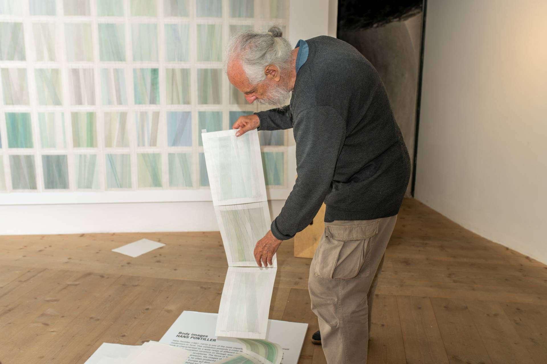 Fritz Rupprechter beim H&auml;ngen der (fast) 365 Aquarell-Bl&auml;tter. Foto: Markus Mayr