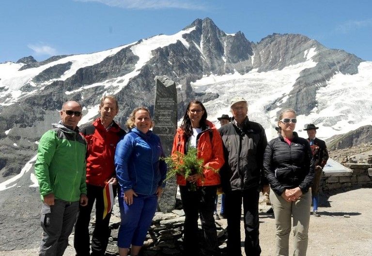 Gedenkstein an Albert Wirth enth&uuml;llt