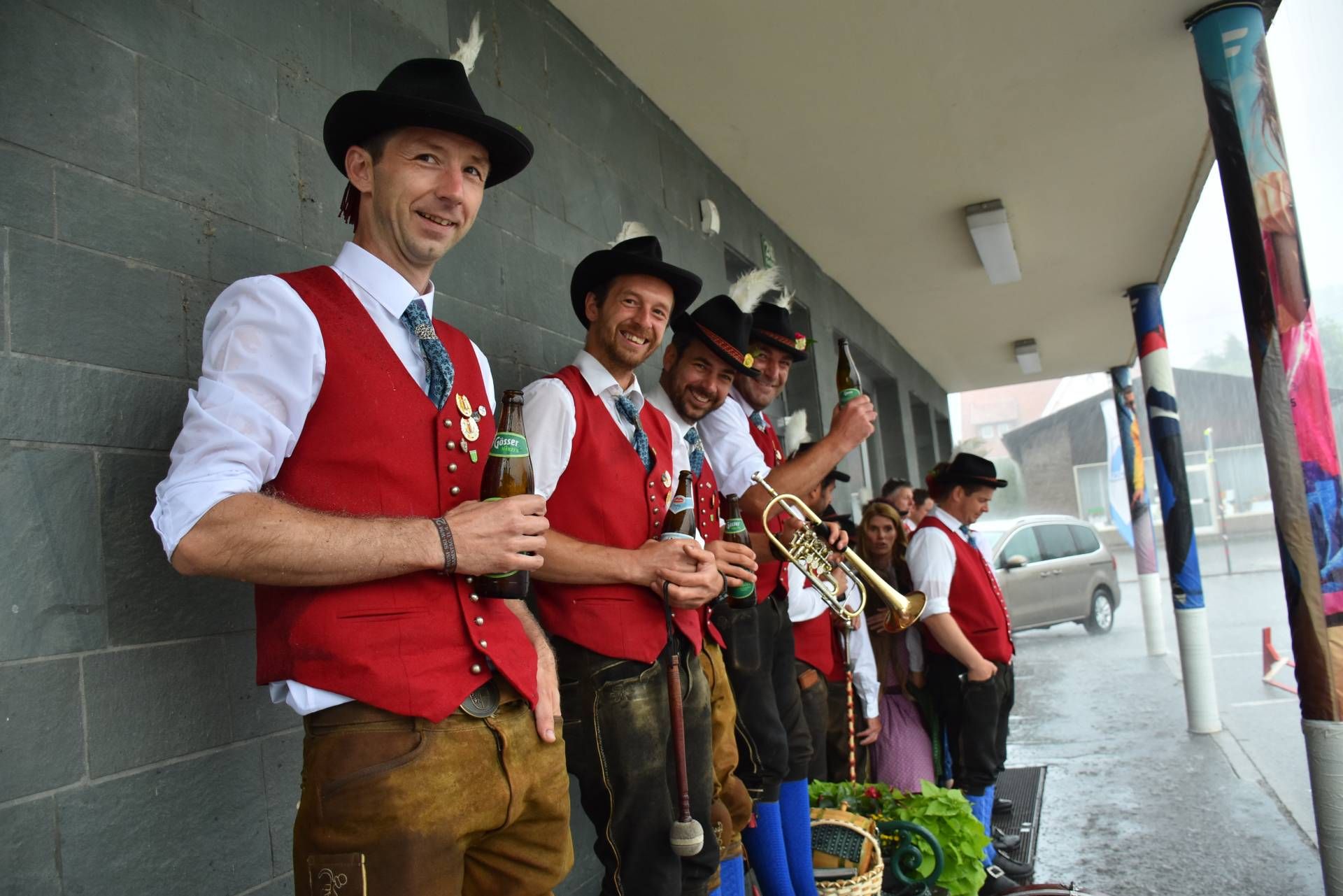 Sturm, Starkregen und Hagel - die Berger Musikanten nahmen es mit Humor und machten das Beste aus der Situation.