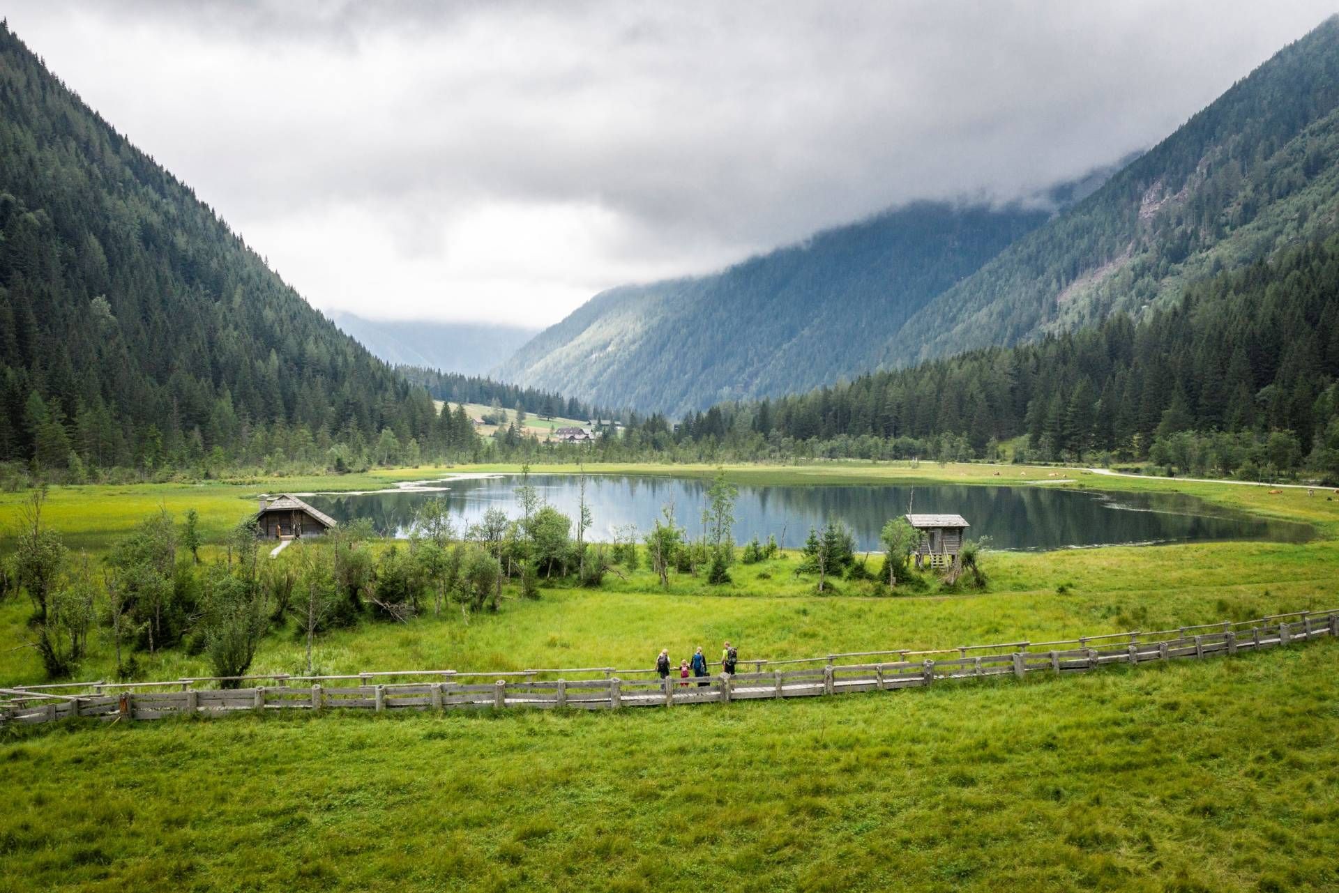 Blick auf den Stappitzer See und den Naturerlebnisweg Seebachtal. Foto: Alpine Pearls/Fotografie Dietmar Denger