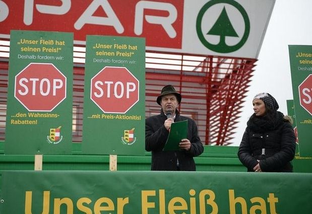 Bauern protestieren vor Spar