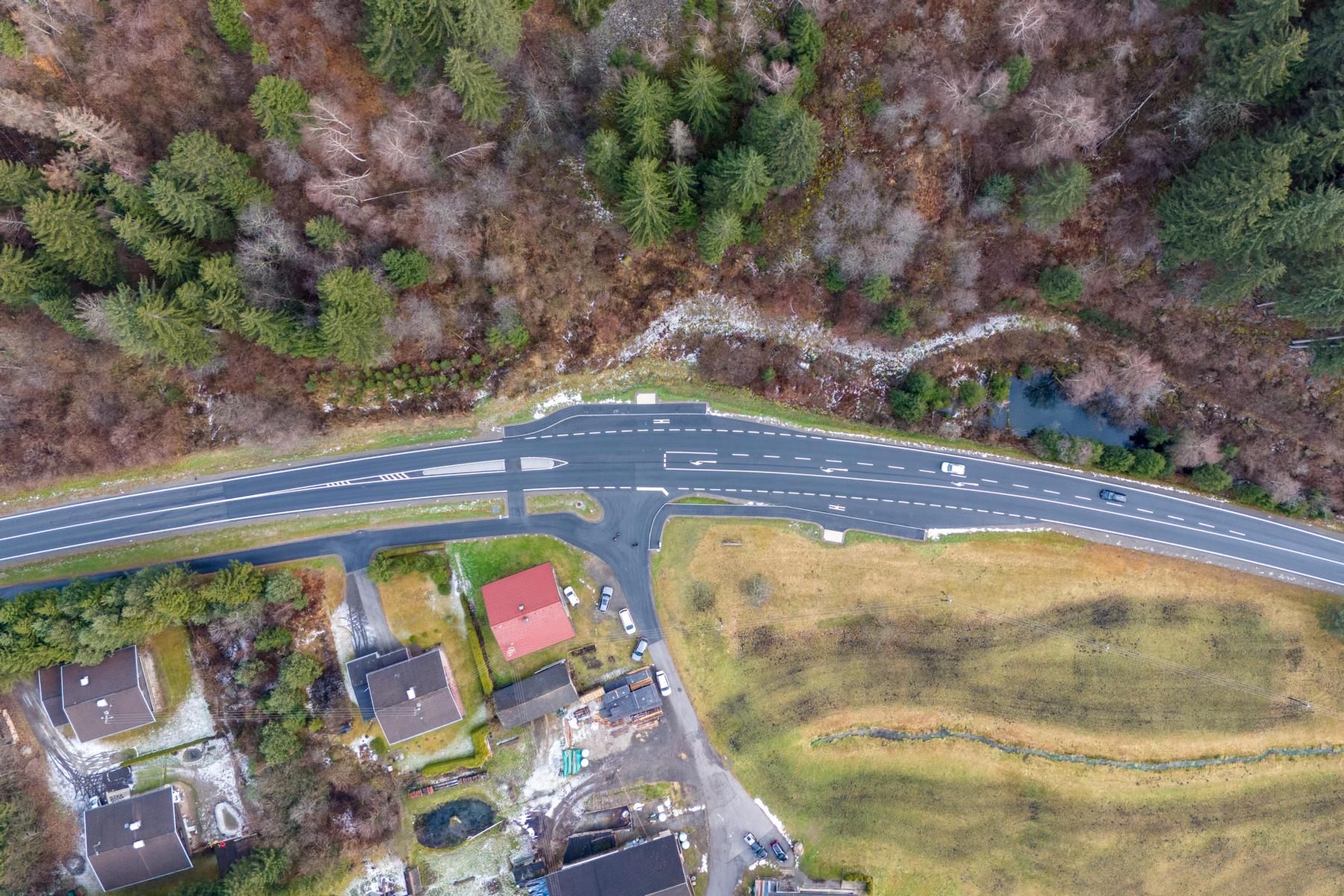 Der Kreuzungsbereich auf der B 108 Felbertauernstra&szlig;e im Bereich Weirer in St. Johann im Walde wurde neu, sicher und &uuml;bersichtlich gestaltet.  Foto: Land Tirol/EXPA