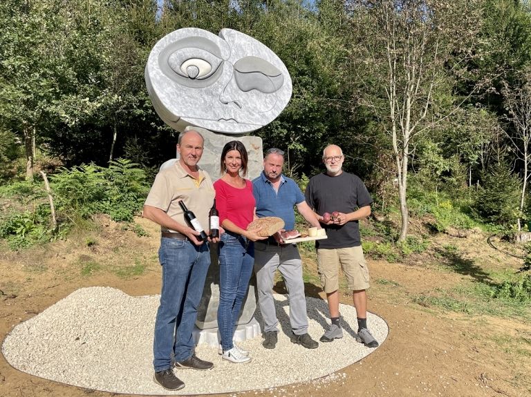 Feierliche Enth&uuml;llung von &ldquo;Luna&rdquo; beim Most- und Weinfest