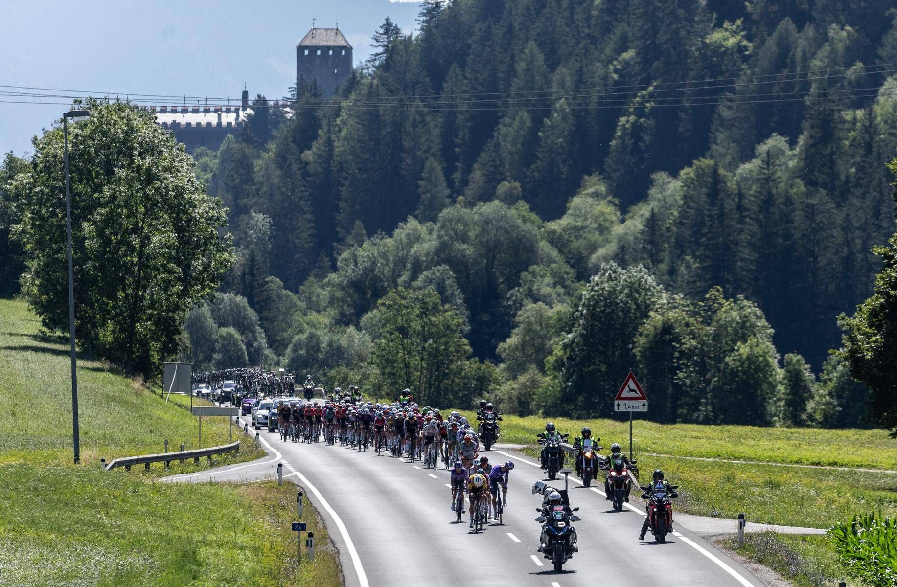 Das Peloton bei Schloss Bruck unterwegs Richtung Felbertauern. Foto: Expa Pictures