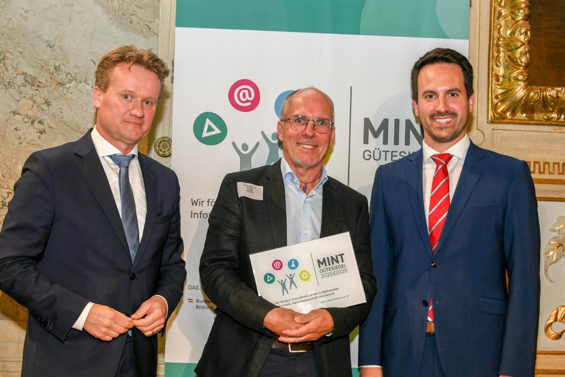Verleihung des &bdquo;MINT G&uuml;tesiegels 2025-2028&ldquo; an die Mittelschule Sillian v.l. Pr&auml;sident der Industriellenvereinigung Georg Knill, Direktor Andreas Strasser und Bundesminister Christoph Wiederkehr. Foto: Markus Prantl