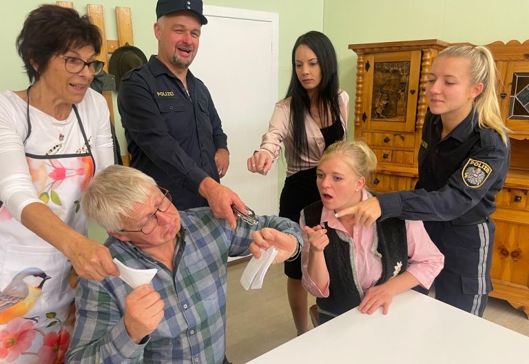 Theatergruppe Rennweg spielt &bdquo;Brautschau im Irrenhaus&ldquo;