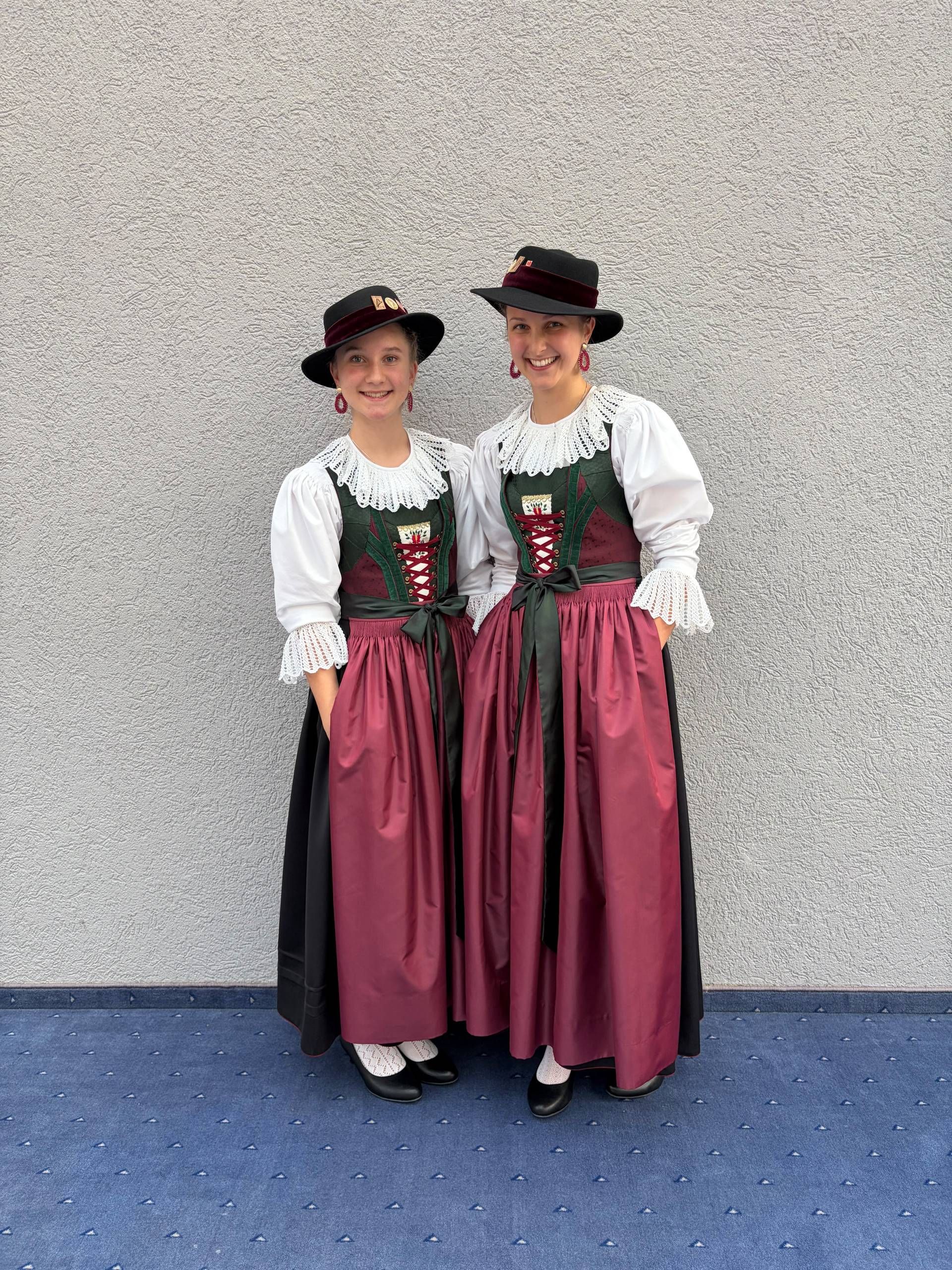 Lisa und Annalena Walder (v.l.) bildeten die Vilgro̊ta Saitn-Zug Gitschn. Annalena stellte sich auch als Solistin der Jury.