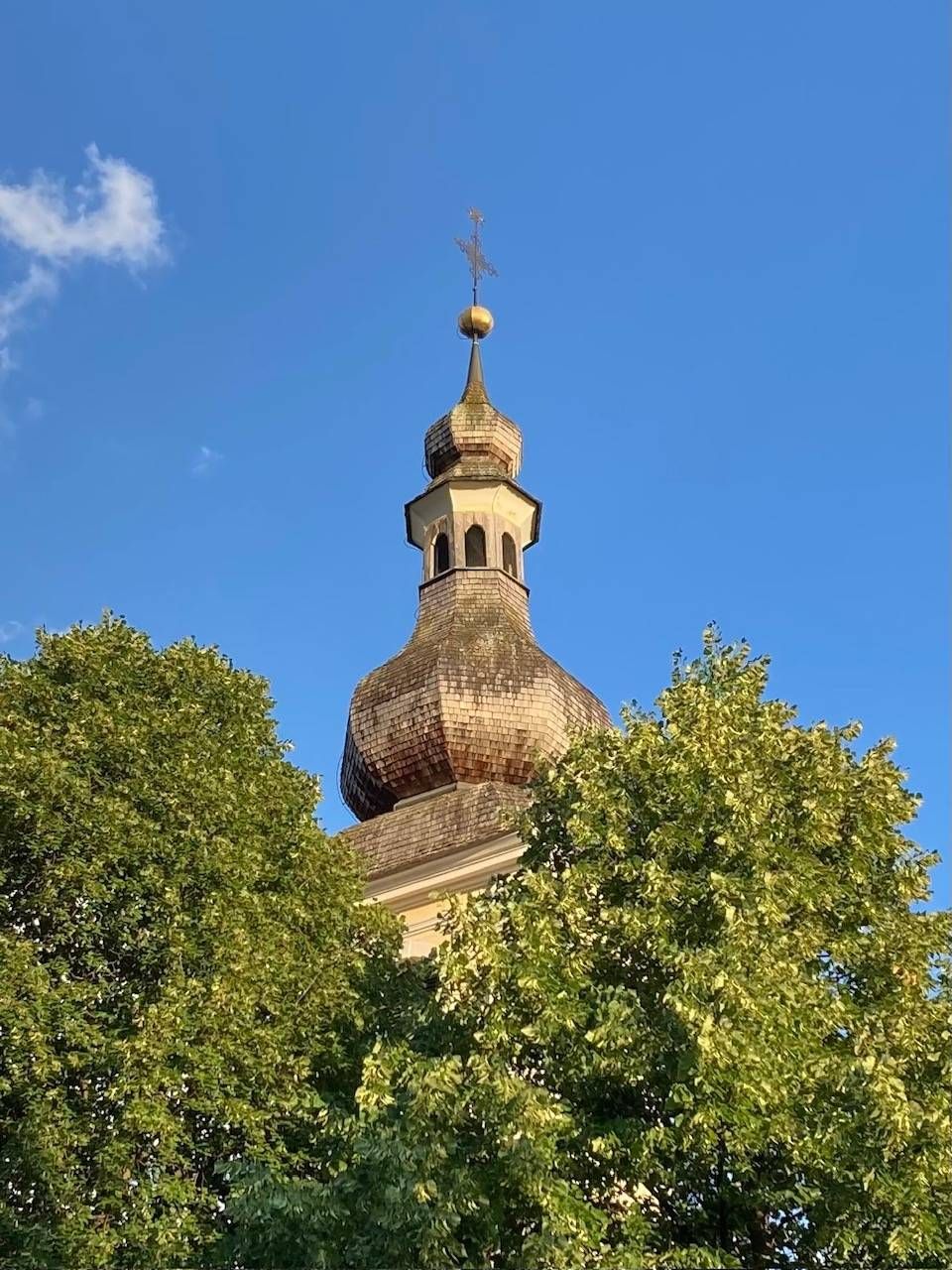Am 17. Juli werden Turmkreuz und Kugel der Michaelskirche abmontiert. Foto: Stangl