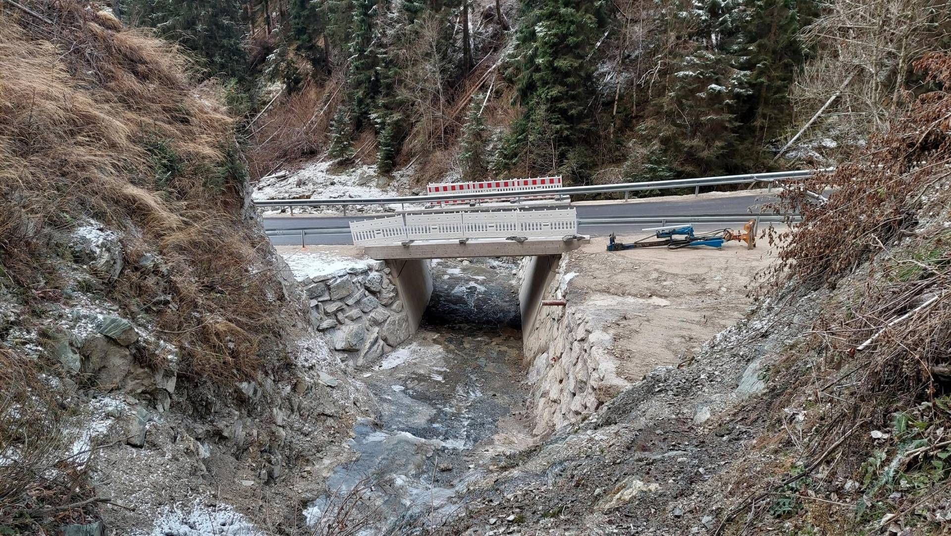 F&uuml;r den Neubau wurden u.a. 600 Kubikmeter an Erdmaterial ausgehoben sowie 200 Quadratmeter an Schalung und 150 Kubikmeter an Steinschlichtung und Sohlpflaster verbaut. Foto: Land Tirol/BBA Lienz