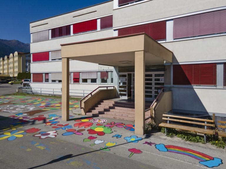 Vor der Volksschule Lienz Nord "bl&uuml;ht" der Asphalt