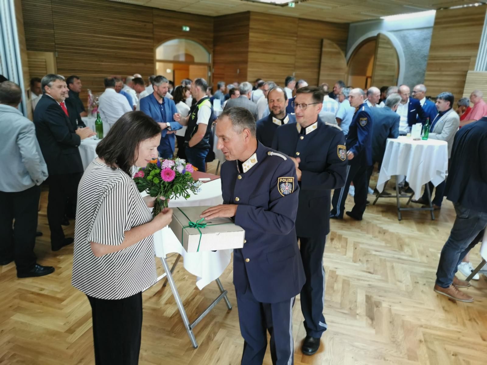 Von Vertretern der Polizei gab es ein Pr&auml;sent, Foto: Artinger