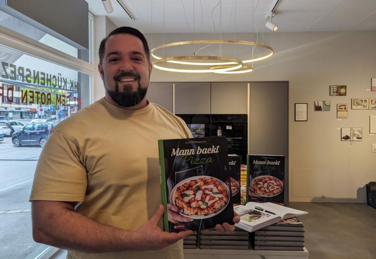 Mann backt Pizza &ndash; Marian Moschen zu Gast in Lienz