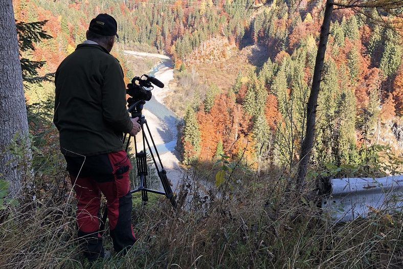 Teilweise im Wasser, teilweise &uuml;ber Felsen kletternd erforschte und filmte das Ehepaar Zebedin den Gail-Fluss. Fotos: privat
