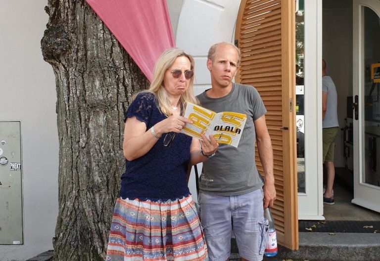 Ein schlecht gelaunter Kellner im Olala Backstage Studio