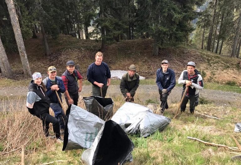 Aufforstung in Osttirol: Junge Leute setzen junge B&auml;ume