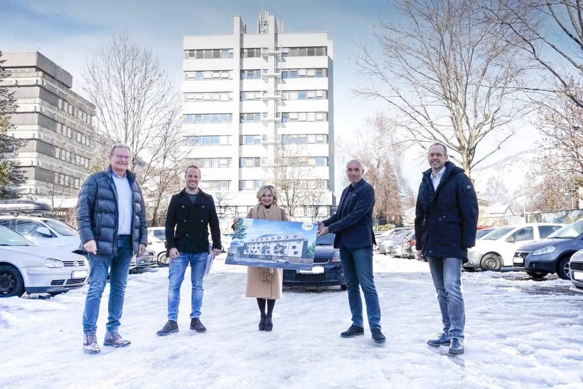(v.l.n.r) Harald Ultsch, Gesch&auml;ftsf&uuml;hrer harry&rsquo;s home, Michael Hellweger von Kronberg International, B&uuml;rgermeisterin Elisabeth Blanik, Projektentwicklungspartner Alexander Eck und Matthias Mayr/SES. Foto: Bernd Lenzer/Stadt Lienz