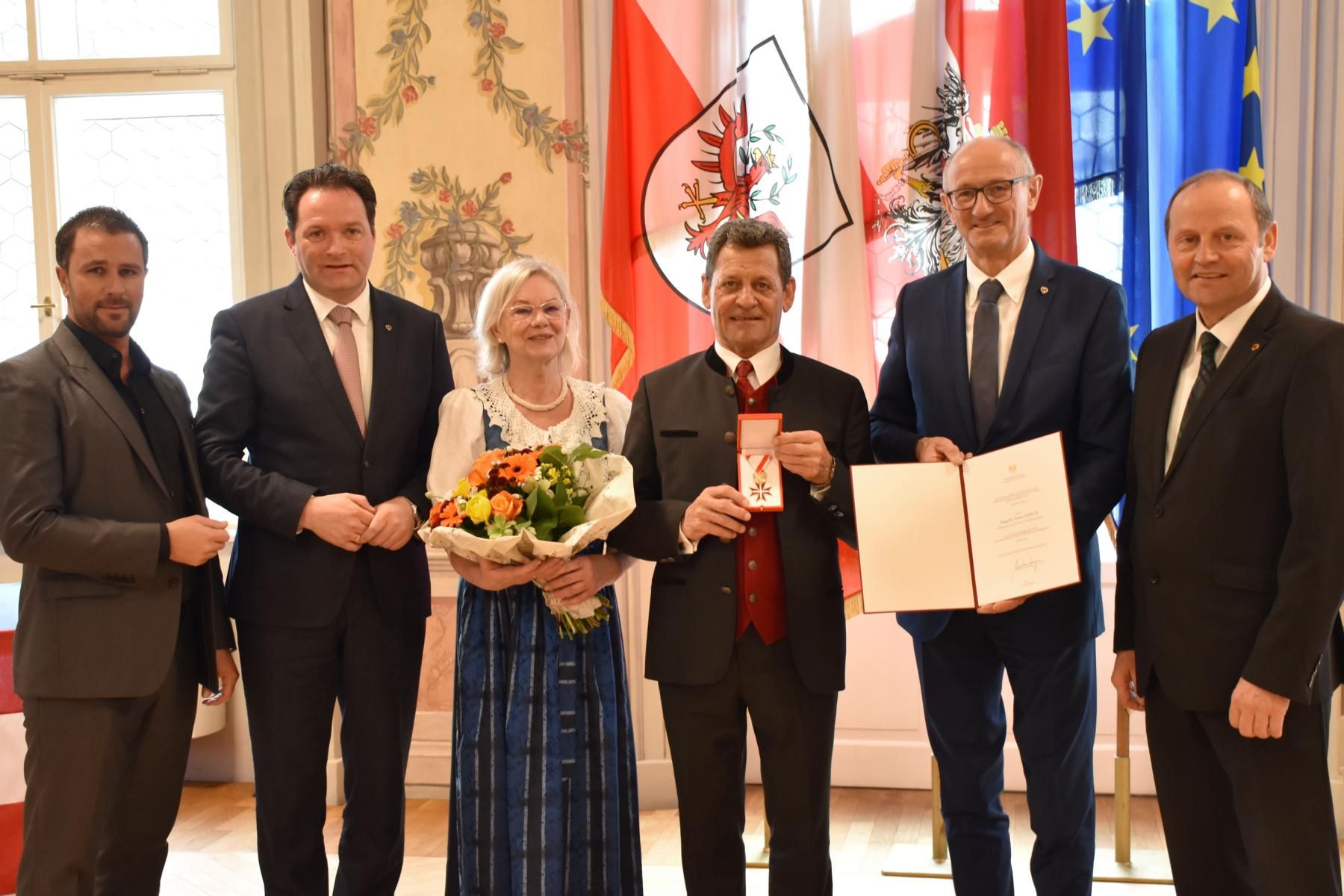 Franz Posch wurde heute das Goldene Ehrenzeichen f&uuml;r Verdienste um die Republik &Ouml;sterreich verliehen. Foto: Land Tirol/Krepper