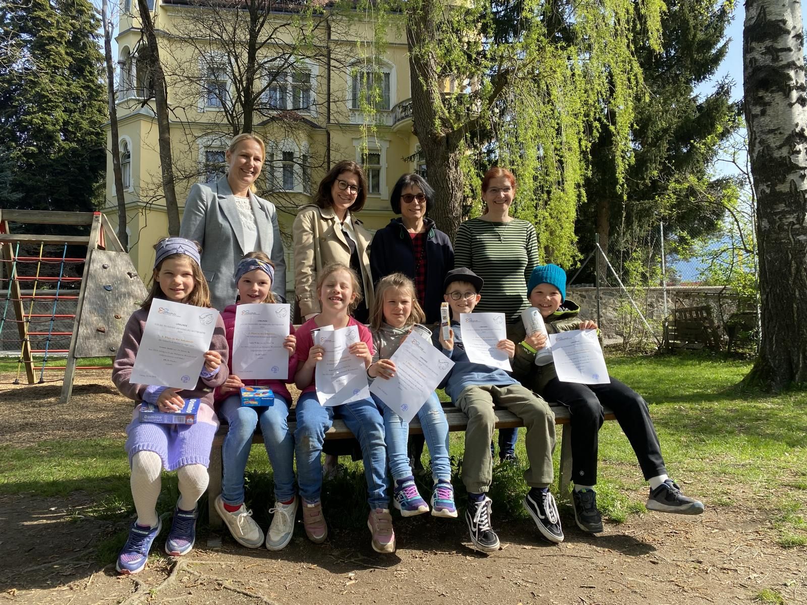 Schulinterne Siegerehrung im Schulgarten: v.l: Antonie Jaufer, Laura Weiler, Luana Rogen, Eva-Maria Kranebitter, Raphael Korber, Adam K&ouml;ll h.l. Dir. Dipl.-P&auml;d. Carolin Steiner, BEd., Dipl.-P&auml;d. Wanda Rohracher, Ingrid M&uuml;ller, BEd., Dipl.-P&auml;d. Sabine Schob