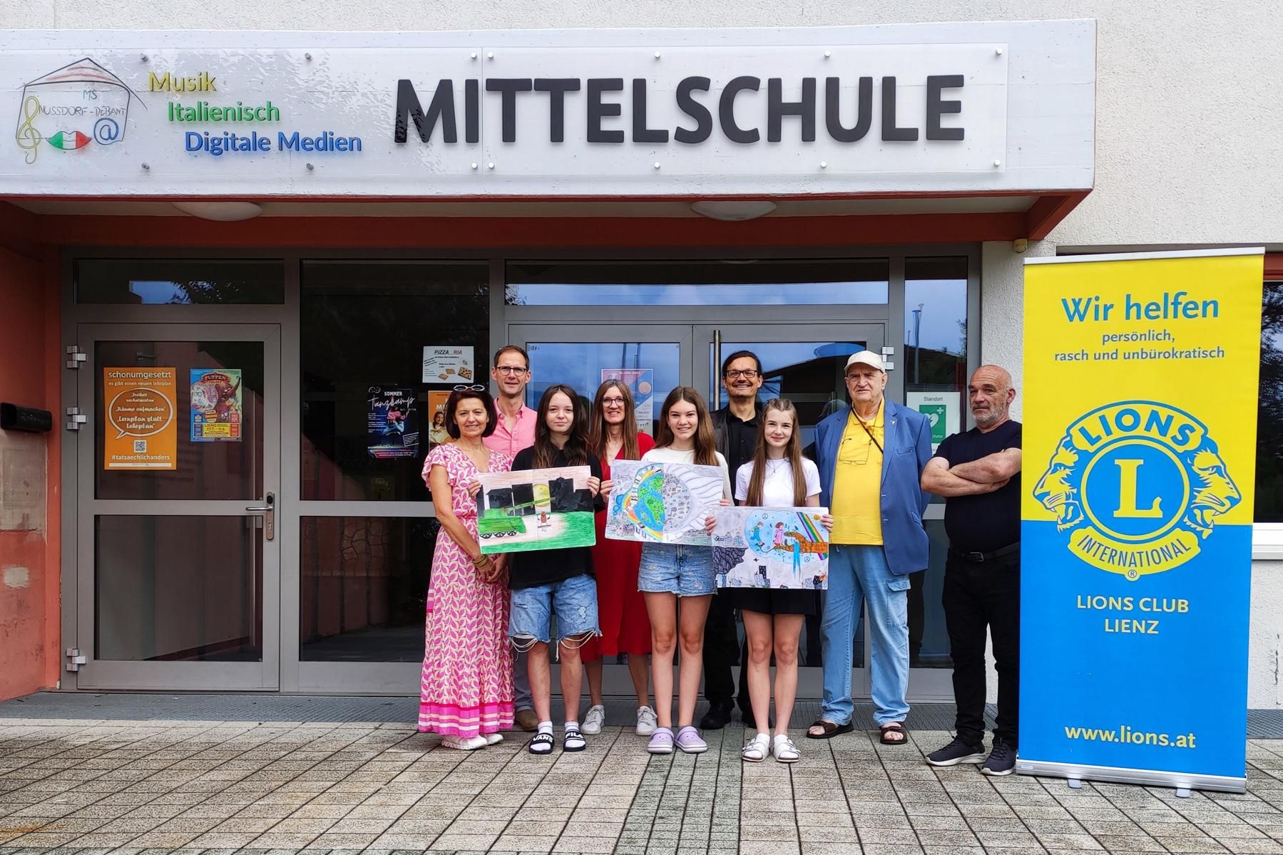 1. Reihe, v.l.n.r.: Josefin Riediger (1. Platz), Sarah Ruggenthaler (2. Platz), Sarah Nu&szlig;baumer (3. Platz); 2. Reihe, v.l.n.r.: Dipl.-P&auml;d. Kristin Granegger-Kollnig, Direktor Erich Pitterl, Dipl.-P&auml;d. Sylvia V&ouml;gl, Martin Kofler und Hans Mahl vom Lions Clu